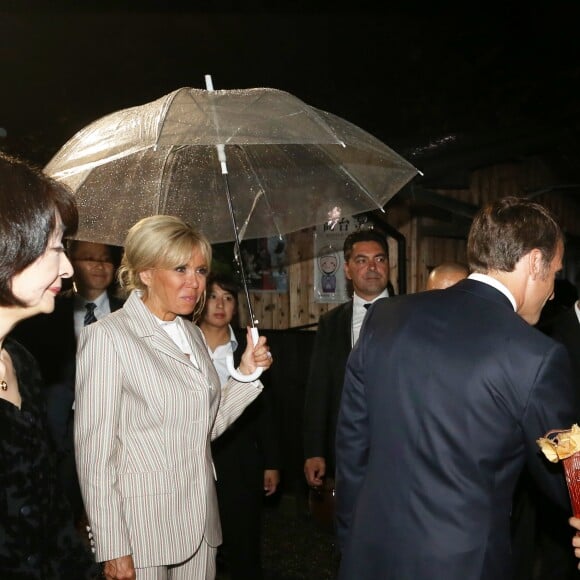 Le président Emmanuel Macron et sa femme Brigitte Macron lors de la visite du temple Kodai-Ji à Kyoto le 27 juin 2019. © Dominique Jacovides / Bestimage