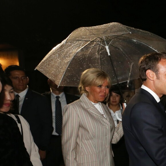 Le président Emmanuel Macron et sa femme Brigitte Macron lors de la visite du temple Kodai-Ji à Kyoto le 27 juin 2019. © Dominique Jacovides / Bestimage
