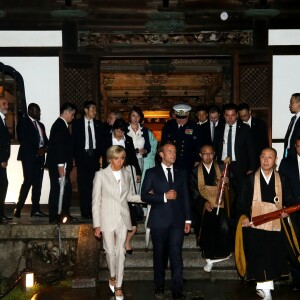 Le président Emmanuel Macron et sa femme Brigitte Macron lors de la visite du temple Kodai-Ji à Kyoto le 27 juin 2019. © Dominique Jacovides / Bestimage