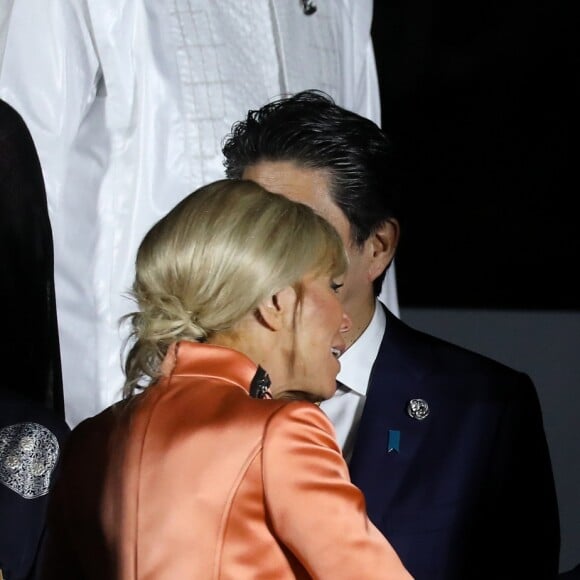 Brigitte Macron, Shinzo Abe, premier ministre du Japon, Donald Trump, président des Etats-Unis lors de la photo de famille des chefs de délégation et de leurs conjoints lors du sommet du G20 à Osaka le 28 juin 2019 © Dominique Jacovides / Bestimage