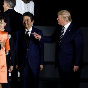 Recep Tayyip Erdogan, président de la Turquie, sa femme Emine, Brigitte Macron (de dos), Shinzo Abe, premier ministre du Japon, sa femme Akie, Donald Trump, président des Etats-Unis, Mohammed ben Salmane (MBS) , prince héritier d'Arabie Saoudite lors de la photo de famille des chefs de délégation et de leurs conjoints lors du sommet du G20 à Osaka le 28 juin 2019 © Dominique Jacovides / Bestimage