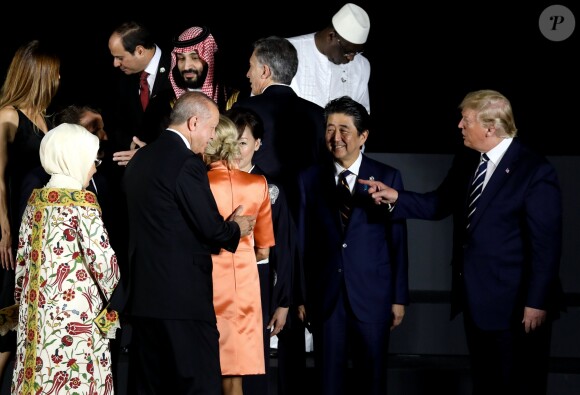 Recep Tayyip Erdogan, président de la Turquie, sa femme Emine, Brigitte Macron (de dos), Shinzo Abe, premier ministre du Japon, sa femme Akie, Donald Trump, président des Etats-Unis, Mohammed ben Salmane (MBS) , prince héritier d'Arabie Saoudite lors de la photo de famille des chefs de délégation et de leurs conjoints lors du sommet du G20 à Osaka le 28 juin 2019 © Dominique Jacovides / Bestimage