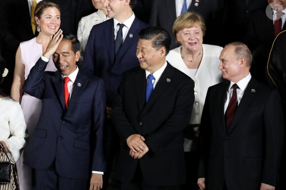 Joko Widodo, président de l'Indonésie, Xi Jinping, président de la Chine, Angela Merkel, chancelière d'Allemagne, Vladimir Poutine, président de la Russie lors de la photo de famille des chefs de délégation et de leurs conjoints lors du sommet du G20 à Osaka le 28 juin 2019 © Dominique Jacovides / Bestimage