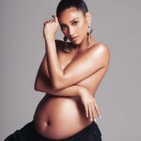 Shay Mitchell est enceinte : l'actrice l'annonce avec une photo topless