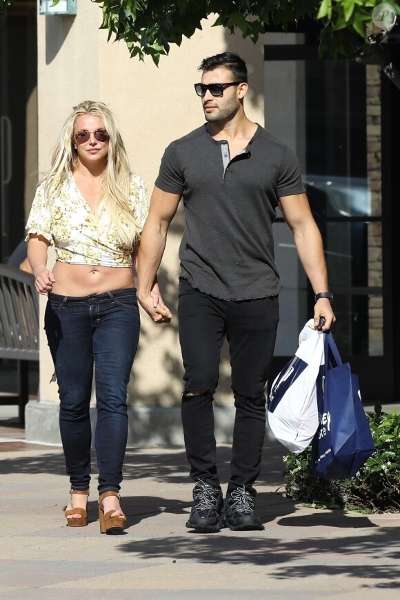 Britney Spears, souriante et rayonnante, se balade main dans la main avec son compagnon Sam Asghari à Camarillo en Californie. Le 17 mai 2019