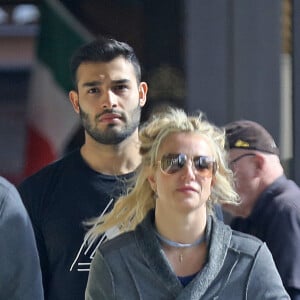 Britney Spears et son compagnon Sam Asghari se font plaisir au In-N-Out Burger à Los Angeles, Californie, Etats-Unis, le 6 janver 2019. Britney et Sam se rendent en Mercedes au driving du In-N-Out Burger et on aperçoit Britney manger dans la voiture. Le couple se rend ensuite dans une boutique de vélo pour acheter un VTT. Britney a décide de faire une pause dans sa carrière pour s'occuper de son père malade.