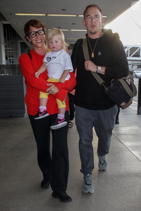 Exclusif - Alanis Morissette et son mari Souleye arrivent à l'aéroport de Los Angeles (LAX) avec leurs enfants Onyx et Ever le 21 avril 2018.