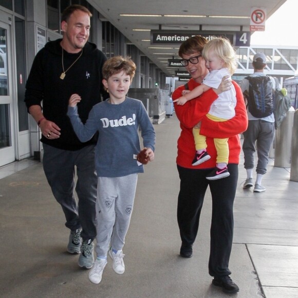 Exclusif - Alanis Morissette et son mari Souleye arrivent à l'aéroport de Los Angeles (LAX) avec leurs enfants Onyx et Ever le 21 avril 2018.