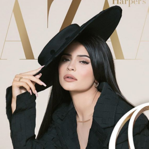 Kylie Jenner pose avec sa mère Kris pour le magazine Harper's Bazaar Arabia (juillet/août 2019).