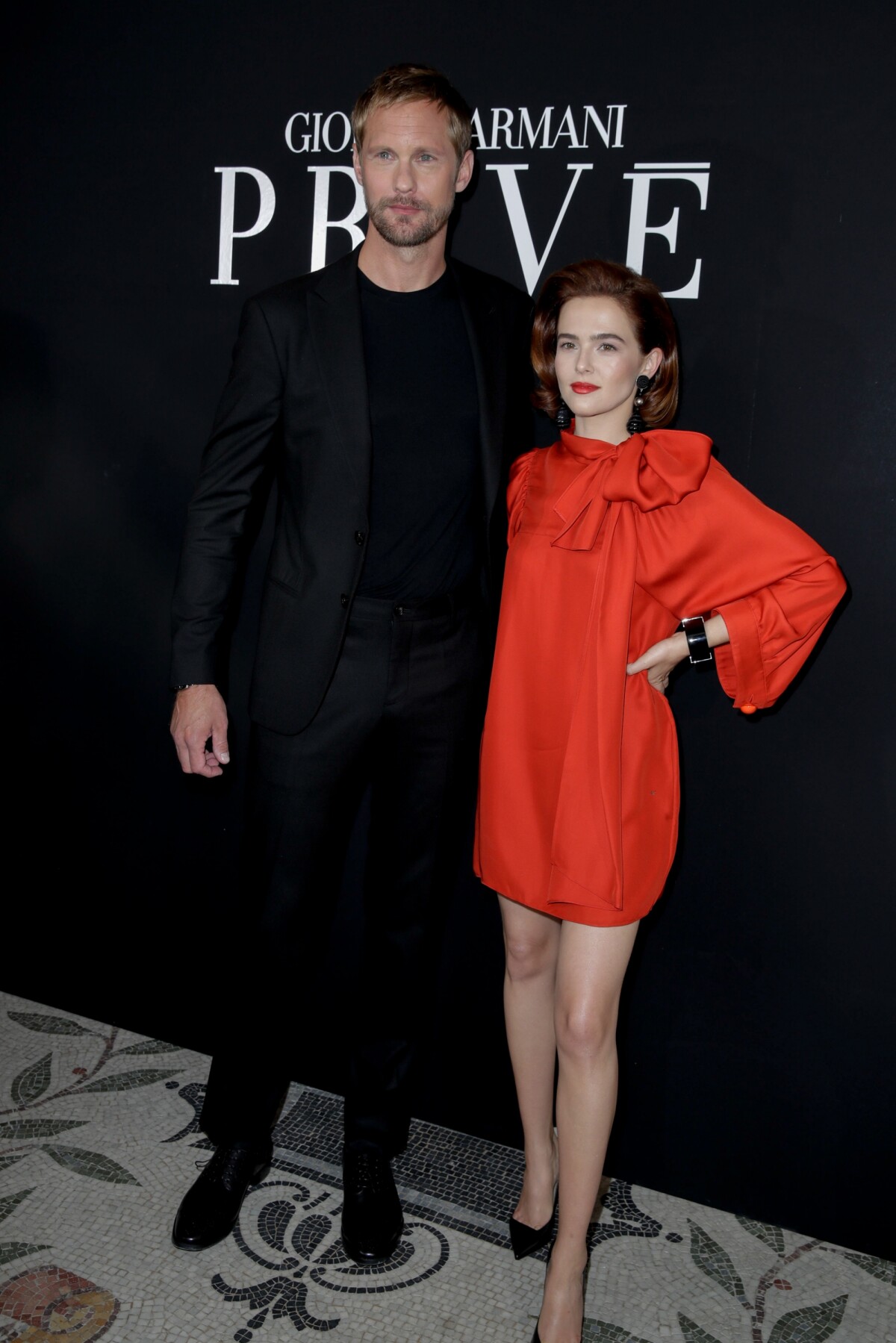 Vidéo : Alexander Skarsgård et Zoey Deutch assistent au défilé de mode