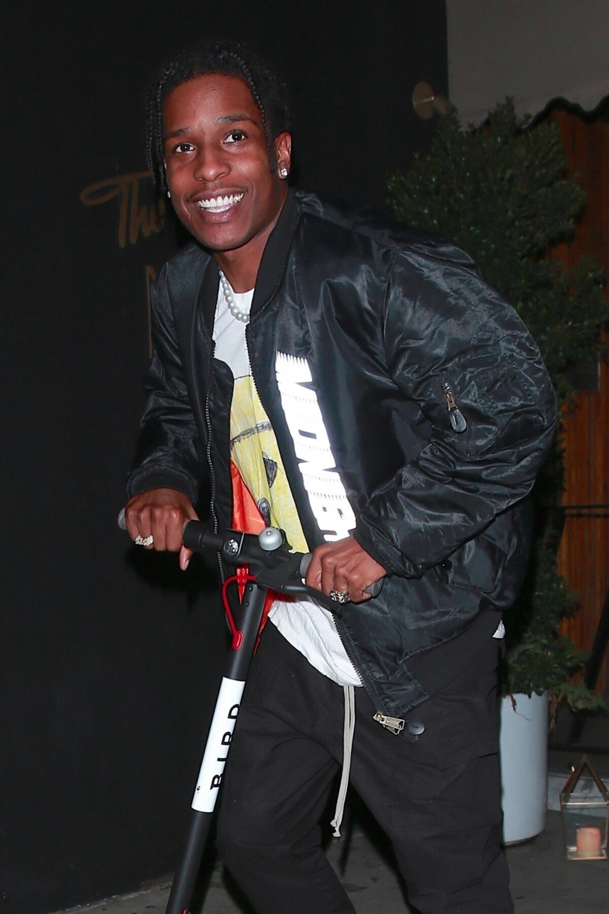 Photo : Exclusif - Asap Rocky en trottinette électrique devant le club Nice  Guy à West Hollywood le 12 décembre 2018. - Purepeople