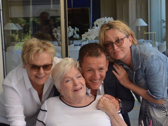 Line Renaud est rentrée chez elle pour ses 91 ans le 2 juillet 2019. Muriel Robin, Dany Boon et Claude Chirac l'attendaient chez elle.