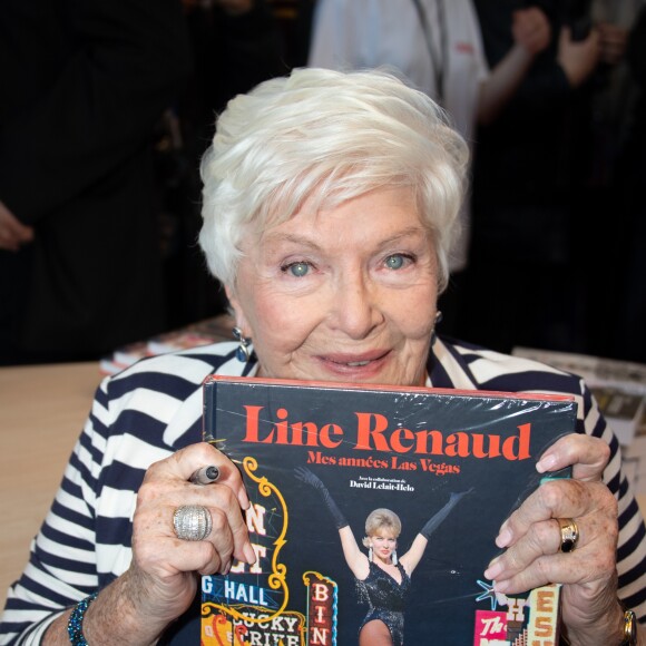 Line Renaud - Salon du Livre de Paris 2019 du 15 au 18 mars 2019 à la Porte de Versailles. Le 16 mars 2019 © Lionel Urman / Bestimage