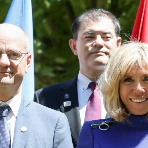 Jean-Michel Blanquer, ministre de l'éducation nationale, Brigitte Macron (photo de famille) lors de la réunion des ministres de l'éducation en marge du G7 au centre international d'études pédagogiques à Sèvres le 4 juillet 2019. © Stéphane Lemouton / Bestimage