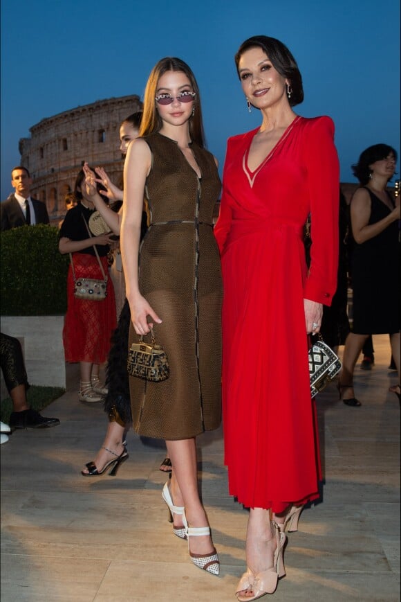 Catherine Zeta-Jones et sa fille Carys Douglas arrivent au défilé "Fendi - The Dawn of Romanity" à Rome, le 4 juillet 2019.
