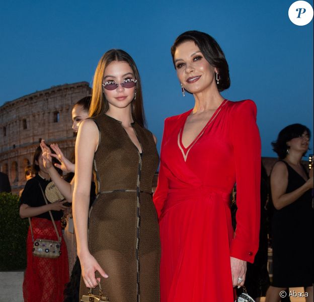 Catherine Zeta-Jones et sa fille Carys Douglas arrivent au défilé "Fendi - The Dawn of Romanity" à Rome, le 4 juillet 2019.