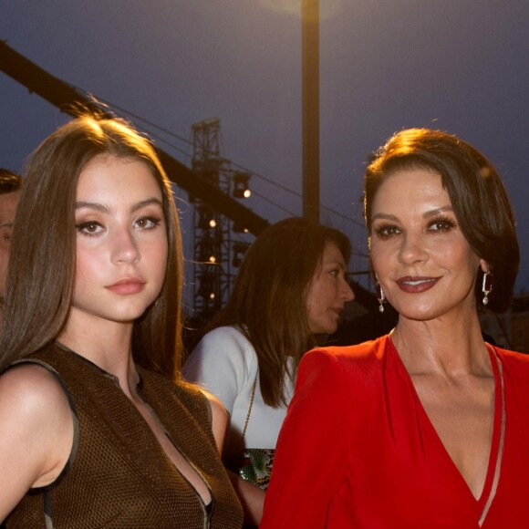 Catherine Zeta-Jones et sa fille Carys Douglas arrivent au défilé "Fendi - The Dawn of Romanity" à Rome, le 4 juillet 2019.