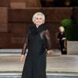Silvia Venturini Fendi salue les spectateurs du défilé "Fendi - The Dawn of Romanity" à Rome, le 4 juillet 2019.