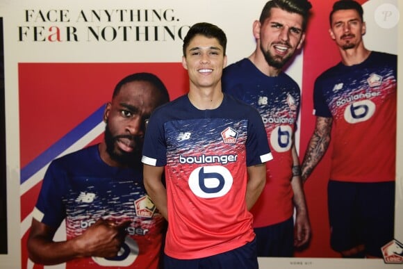 Luiz Araujo avec le maillot "domicile" lors de la soirée de présentation des nouveaux maillots du LOSC par l'équipementier New Balance pour la saison 2019-2020 à Lille le 4 juillet 2019.
