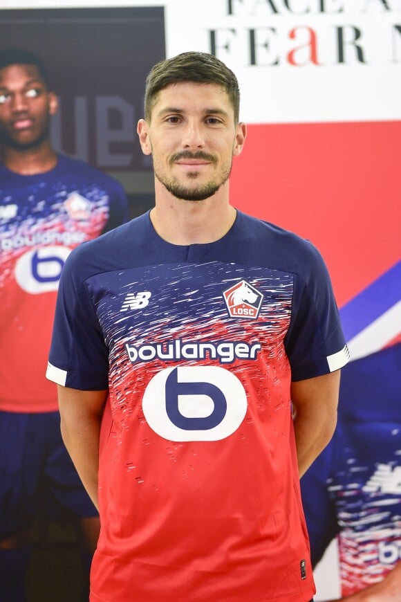 Jérémy Pied avec le maillot "domicile" lors de la soirée de présentation des nouveaux maillots du LOSC par l'équipementier New Balance pour la saison 2019-2020 à Lille le 4 juillet 2019.