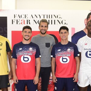 Maëva Coucke, Gianni Capoue, fils de Rachel-Legrain-Trapani (à droite), et Thibaud Vézirian avec les joueurs Loïc Rémy, Jérémy Pied, Luiz Araujo et Boubakary Soumare lors de la soirée de présentation des nouveaux maillots du LOSC par l'équipementier New Balance pour la saison 2019-2020 à Lille le 4 juillet 2019.