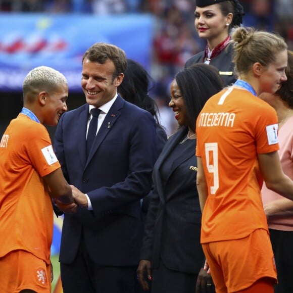 Abby Dahlkemper (USA) et Emmanuel Macron - Finale de la coupe du monde féminine de football, USA vs Pays Bas à Lyon le 7 juillet 2019. Les Etats-Unis ont remporté la finale sur le score de 2 à 0. © Gwendoline Le Goff/Panoramic/Bestimage