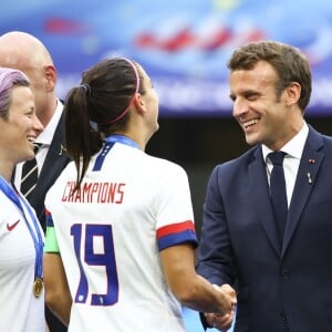 Emmanuel Macron / Alex Morgan (USA) et Megan Rapinoe (USA) - Finale de la coupe du monde féminine de football, USA vs Pays Bas à Lyon le 7 juillet 2019. Les Etats-Unis ont remporté la finale sur le score de 2 à 0. © Gwendoline Le Goff/Panoramic/Bestimage