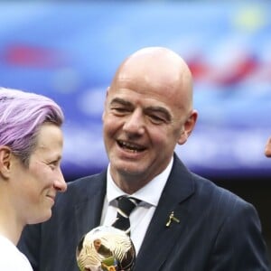 Emmanuel Macron, Gianni Infantino (President FIFA) et Megan Rapinoe (USA) - Finale de la coupe du monde féminine de football, USA vs Pays Bas à Lyon le 7 juillet 2019. Les Etats-Unis ont remporté la finale sur le score de 2 à 0. © Gwendoline Le Goff/Panoramic/Bestimage