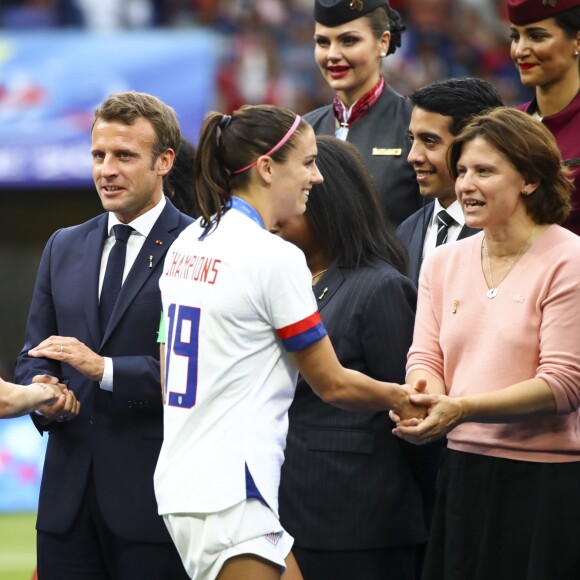 Emmanuel Macron et Megan Rapinoe (USA) / Alex Morgan (USA) et Roxana Maracineanu ( Ministre des Sports ) - Finale de la coupe du monde féminine de football, USA vs Pays Bas à Lyon le 7 juillet 2019. Les Etats-Unis ont remporté la finale sur le score de 2 à 0. © Gwendoline Le Goff/Panoramic/Bestimage