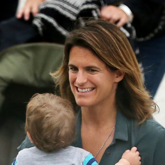 Amélie Mauresmo et son fils Aaron - Inauguration du nouveau chai du Château Les Carmes Haut-Brion dessiné par Philippe Starck et Luc-Arsène Henry à Bordeaux le 24 juin 2016. Le domaine, qui produit des crus de Pessac-Léognan, est la propriété du groupe immobilier Pichet. Ce nouveau chai a une surface de 2000 mètres carrés sur quatre niveaux et représente un investissement de neufs millions d'euros. © Patrick Bernard / Quentin Salinier / Bestimage