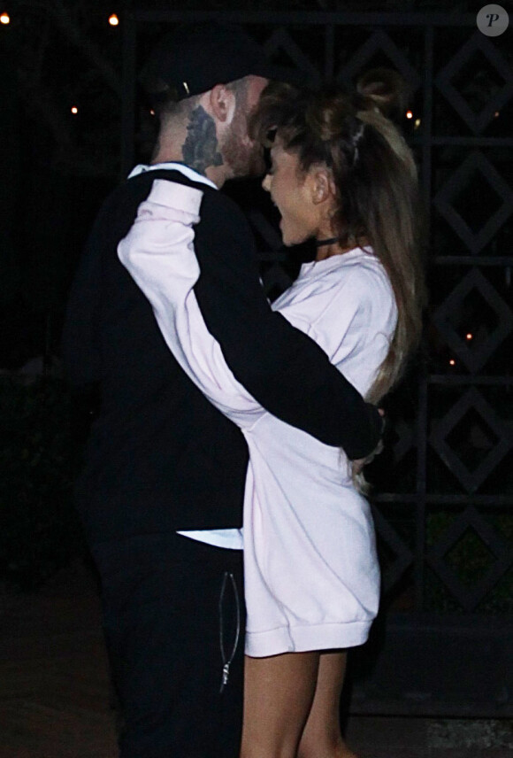 Exclusif - Ariana Grande et le rappeur Mac Miller roucoulent d'amour lors d'une sortie en couple à Los Angeles. Ariana porte une attelle à la cheville gauche et des claquettes en fourrure rose. Le 1er septembre 2016