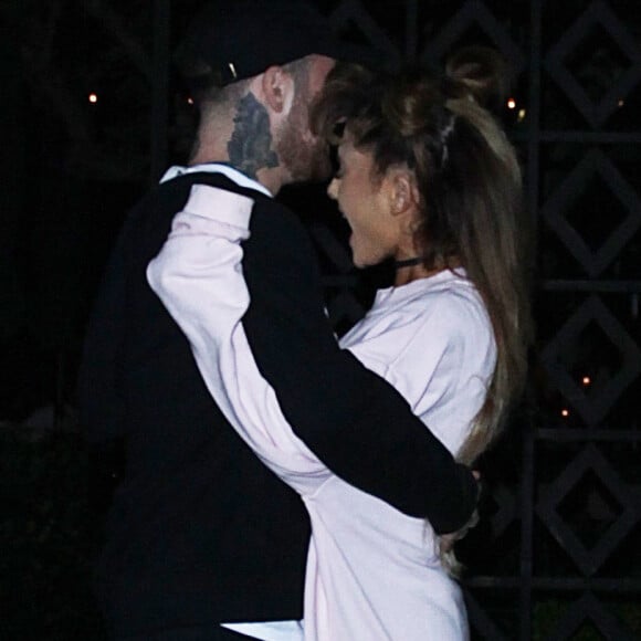 Exclusif - Ariana Grande et le rappeur Mac Miller roucoulent d'amour lors d'une sortie en couple à Los Angeles. Ariana porte une attelle à la cheville gauche et des claquettes en fourrure rose. Le 1er septembre 2016