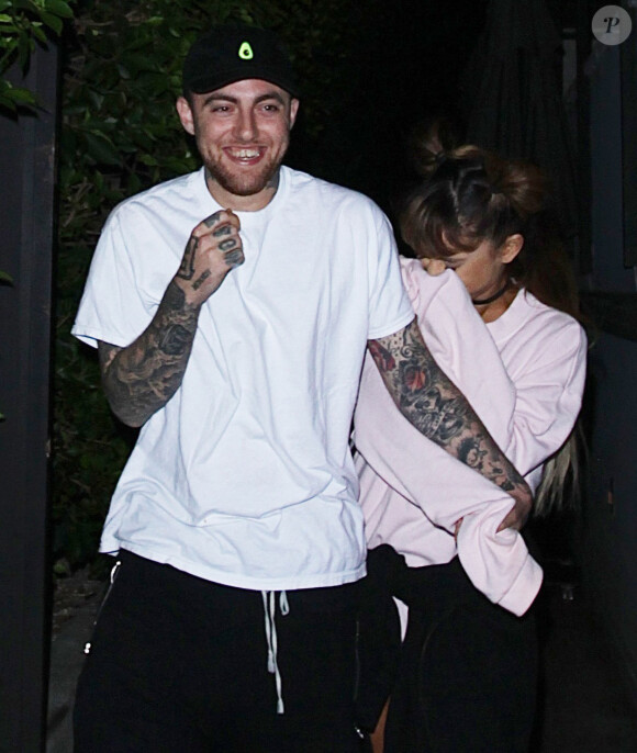 Exclusif - Ariana Grande et le rappeur Mac Miller roucoulent d'amour lors d'une sortie en couple à Los Angeles. Ariana porte une attelle à la cheville gauche et des claquettes en fourrure rose. Le 1er septembre 2016