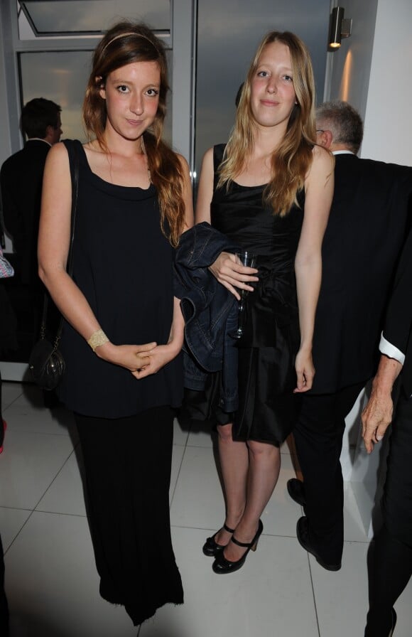 Kate Rothschild & sa soeur Alice Rothschild lors d'une soirée de charité au profit d'Haïti à Londres le 27 mai 2010.