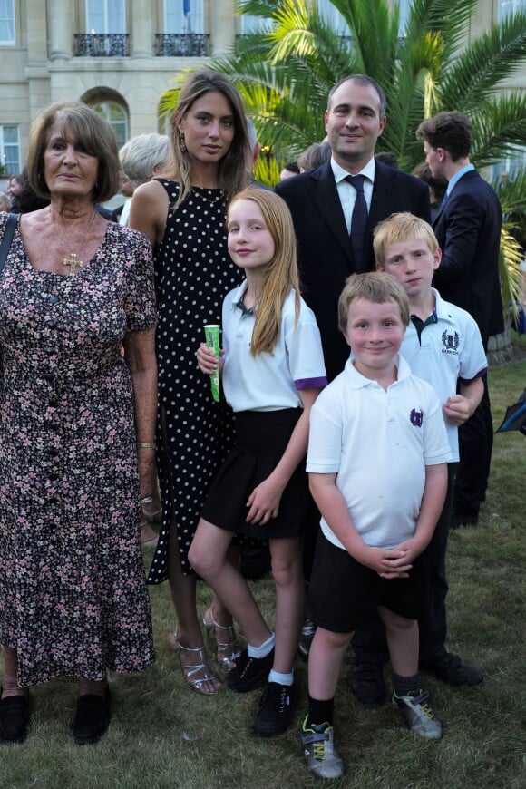Ben Goldsmith, sa mère Annabel, sa femme Jemima et ses enfants Iris, Frankie et Isaac - Le prince Charles lors de la réception "Royal Rickshaw" à Londres, le 30 juin 2015.