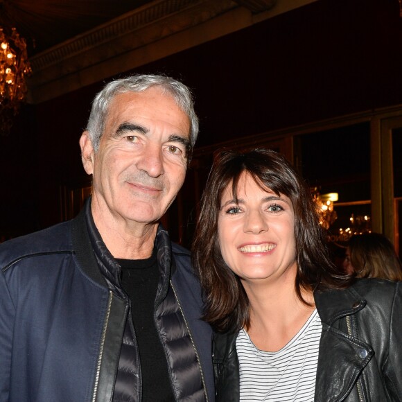 Exclusif - Raymond Domenech et sa compagne Estelle Denis - People en backstage du One-man-show de Ary Abittan sur la scène du Casino de Paris avec son spectacle "My story" à Paris le 3 novembre 2017. © Coadic Guirec/Bestimage