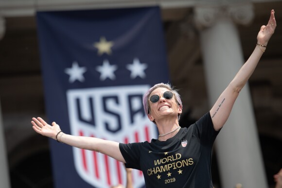 Megan Rapinoe - Les joueuses américaines de football participent à la parade sur Broadway à New York pour fêter leur victoire à la coupe du monde en France. New York. Le 10 juillet 2019.