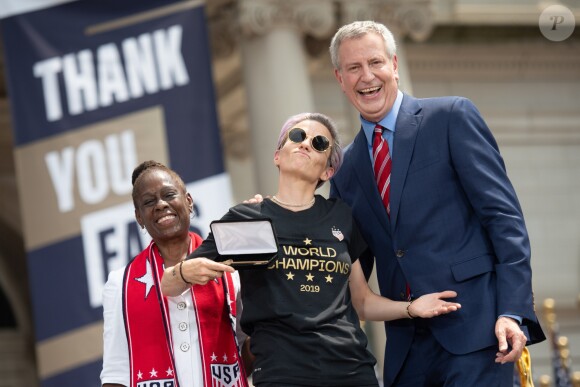 Megan Rapinoe et le maire de New York, Bill de Blasio - Les joueuses américaines de football participent à la parade sur Broadway à New York pour fêter leur victoire à la coupe du monde en France. New York. Le 10 juillet 2019.