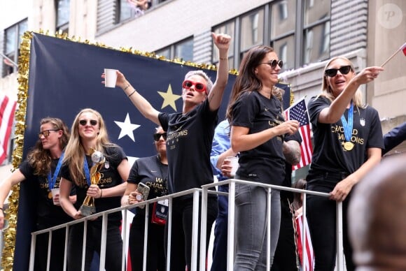 Megan Rapinoe - Les membres de l'équipe féminine de football américaine lors d'une parade de la victoire sur Broadway à New York le 10 juillet 2019. © Sonia Moskowitz/Globe Photos via ZUMA Wire / Bestimage