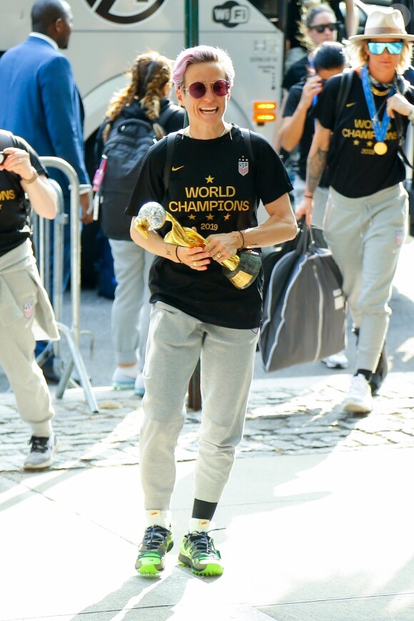 Megan Rapinoe, capitaine de la Team USA et désignée Soulier d'or (meilleure buteuse) du Mondial remporté par son équipe arrive à New York. C'est la deuxième Coupe du monde (après celle de 2015) remportée par l'attaquante aux cheveux roses, sur les quatre gagnées par les joueuses US dans leur histoire. Le 8 juillet 2019