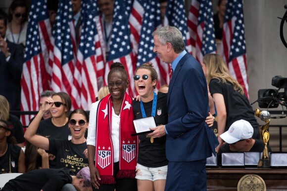 Bill de Blasio, maire de New York - Les joueuses américaines de football participent à la parade sur Broadway à New York pour fêter leur victoire à la coupe du monde en France. New York. Le 10 juillet 2019.