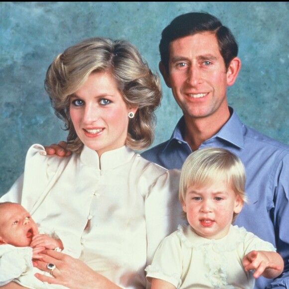 La princesse Diana, le prince Charles et leurs enfants Harry et William en 1984. 