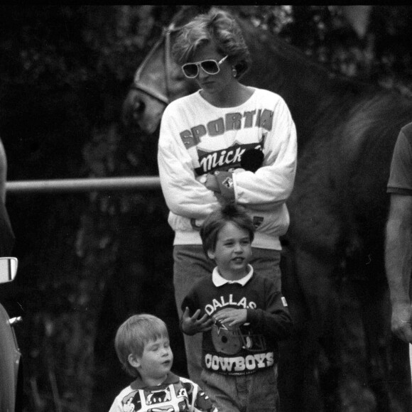Diana avec ses fils Harry et William à un match de polo en 1987.