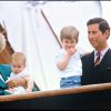 La princesse Diana, le prince Charles et leurs enfants Harry et William en 1985 à Venise.