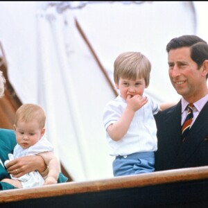 La princesse Diana, le prince Charles et leurs enfants Harry et William en 1985 à Venise.