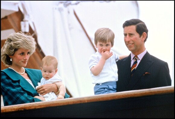 La princesse Diana, le prince Charles et leurs enfants Harry et William en 1985 à Venise.