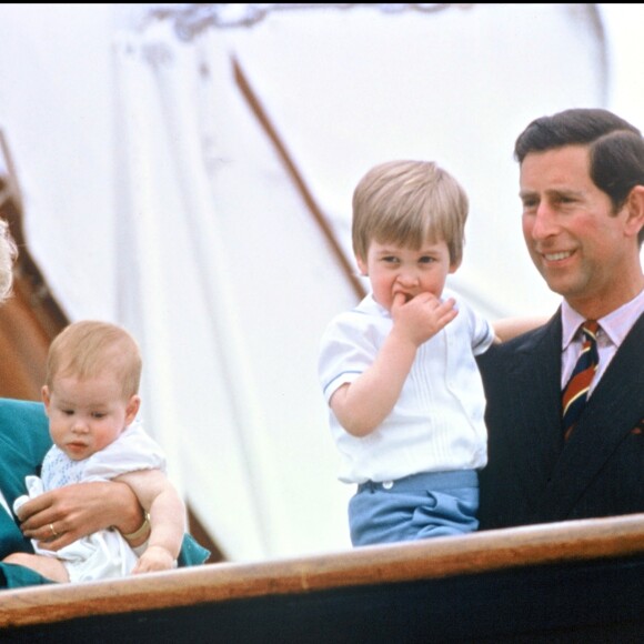 La princesse Diana, le prince Charles et leurs enfants Harry et William en 1985 à Venise.