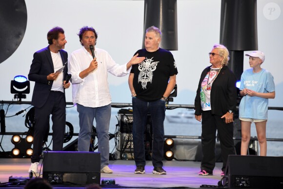 Jérôme Anthony, Fabrice Ravaux (Président de l'association Enfant Star et Match), Pierre Ménès, Véronique de Villèle - Concert caritatif pour les enfants malades organisé par l'association "Enfant, star et match" dans la pinède à Juan les Pins le 11 juillet 2019. © Lionel Urman/Bestimage