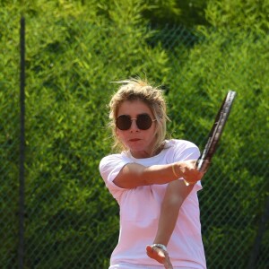 Julie Zenatti - Les célébrités jouent au tennis avec les enfants malades dans le cadre du concert caritatif organisé par l'association "Enfant, star et match" à Antibes le 11 juillet 2019. © Lionel Urman/Bestimage11/07/2019 - Antibes