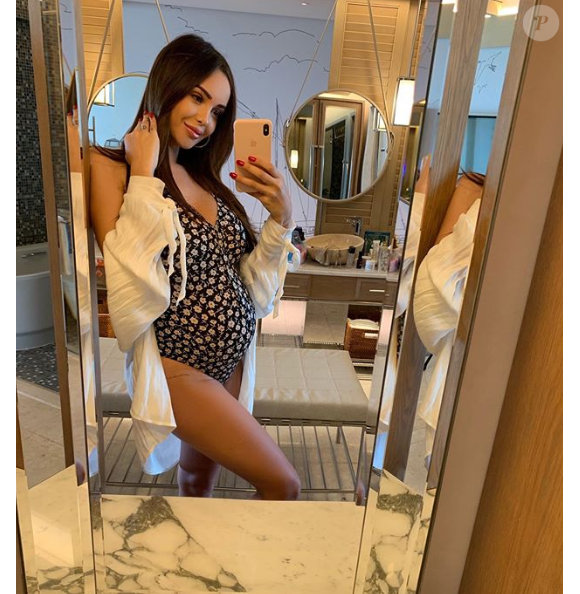 Nabilla, enceinte de son premier enfant, se dévoile en maillot de bain mettant en valeur son baby bump, le 15 juillet 2019 sur Instagram.